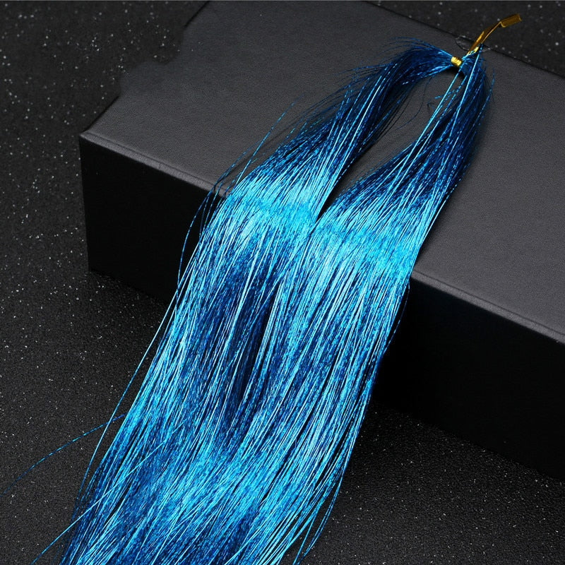 Elegant tinsel hårforlengelse i gull, subtil glitter for en sofistikert festfrisyre.