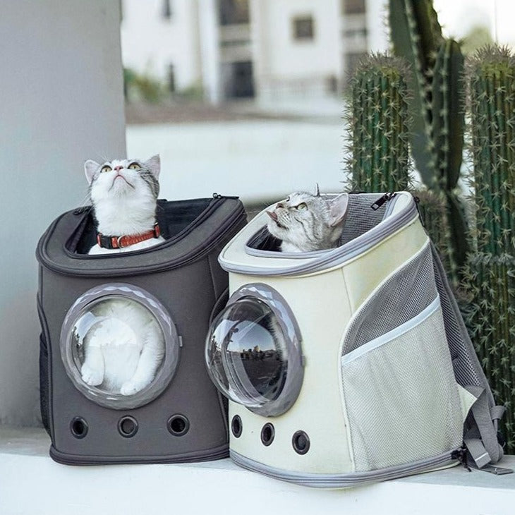 Rosa kjæledyrbæreveske fra siden, viser romslig interiør og ventilasjonsåpninger, for lengre reiser.