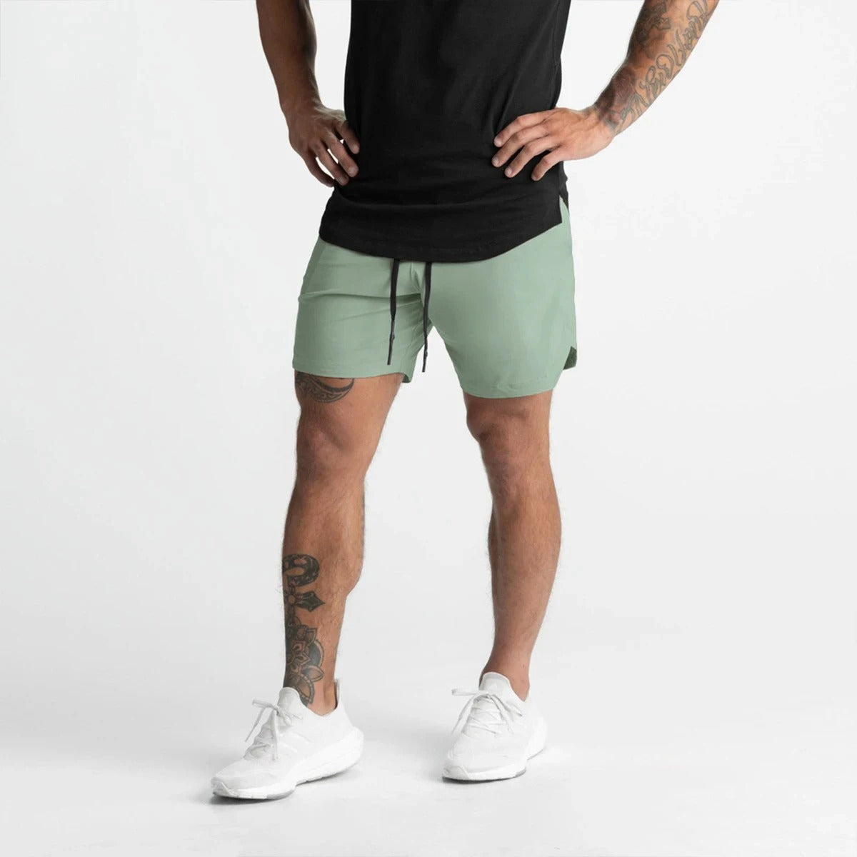Svart hurtigtørkende sportsshorts for menn, ideell for intens trening og aktiv bruk.