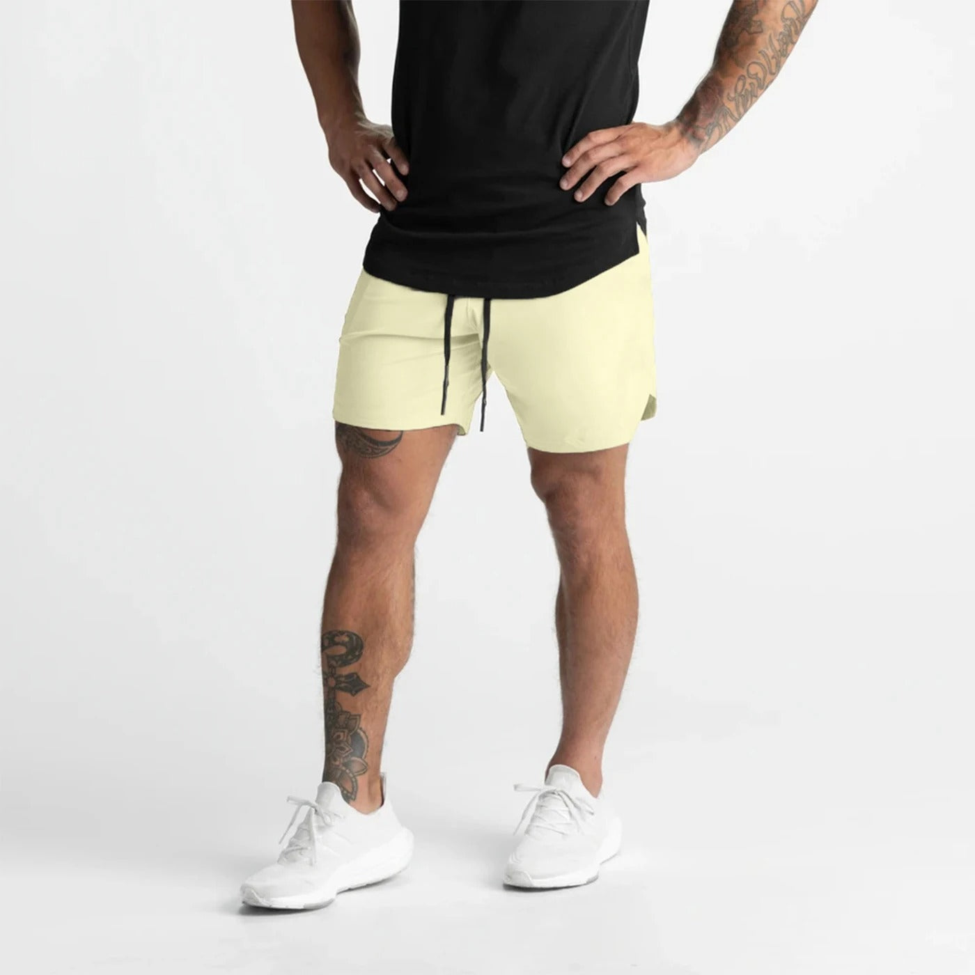 Lettvektig atletisk herreshorts i hurtigtørkende materiale, designet for bevegelsesfrihet.