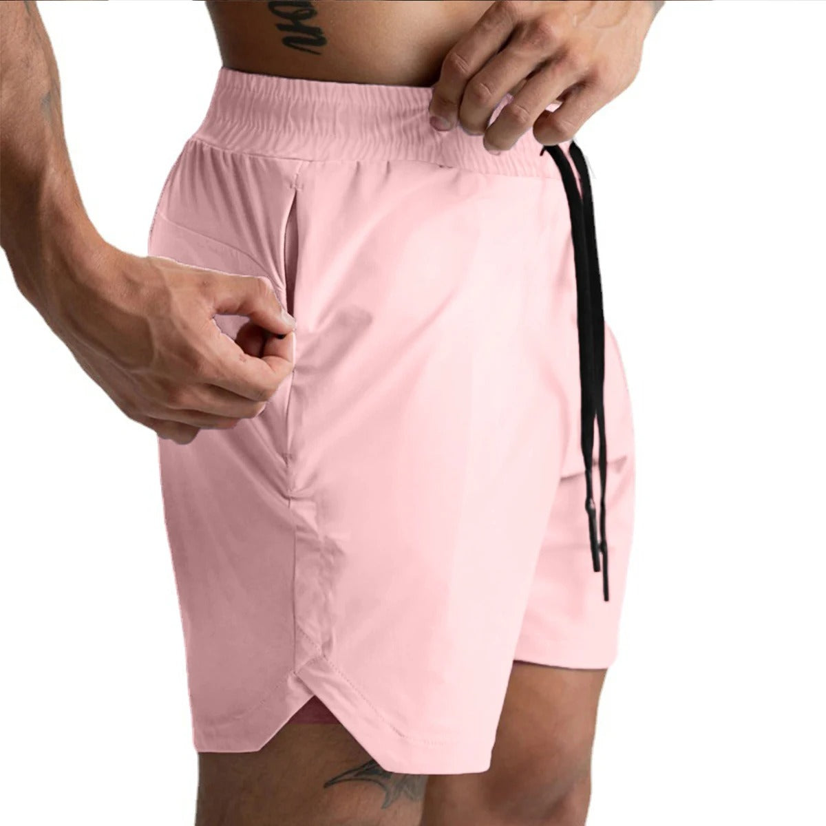 Herre treningsshorts i grønn, klar for aktivitet, sikrer optimal ytelse og ventilasjon.