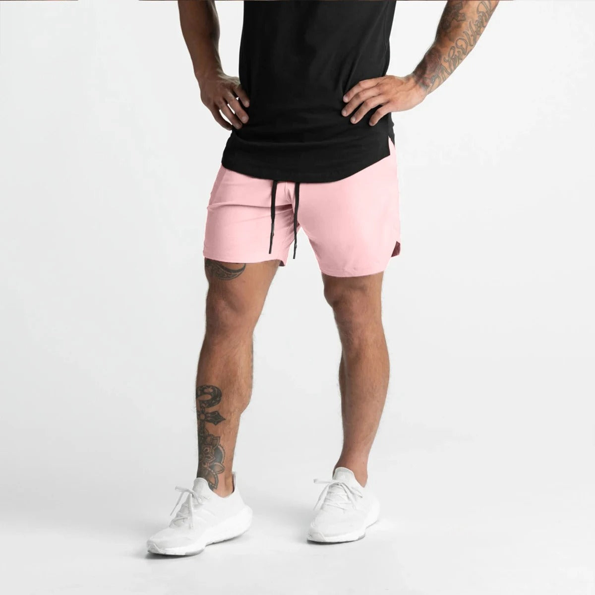 Rosa herre sommershorts, hurtigtørkende og komfortabel for løping, gym eller ferie.