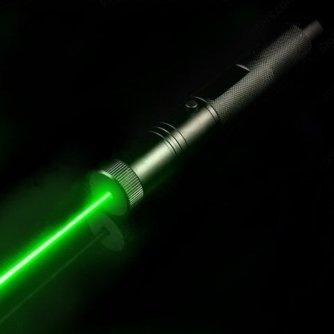 Nærbilde av håndholdt grønn laserpeker, oppladbar med fokusjustering, ideell for demonstrasjoner.