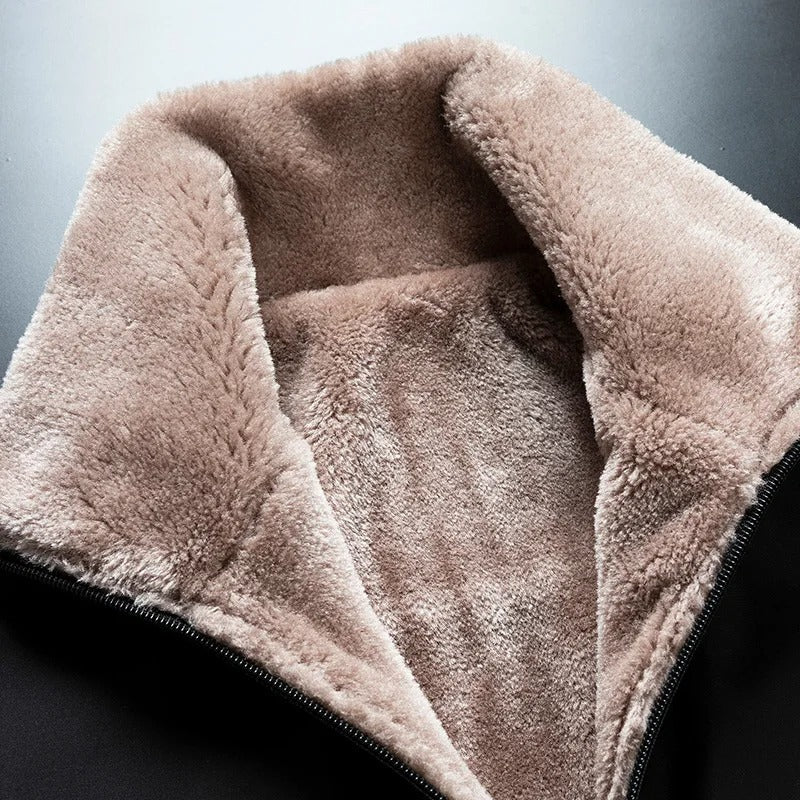 Svart, tykk og varm herre vinterjakke. Vindtett design med glidelås for maksimal komfort.