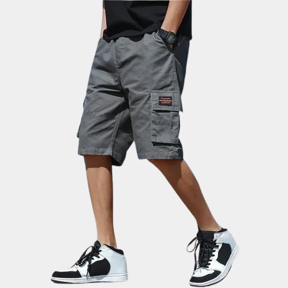 Grå cargo shorts for menn, stilige og funksjonelle med flere lommer, lettvektsmateriale, moderne sommerdesign.