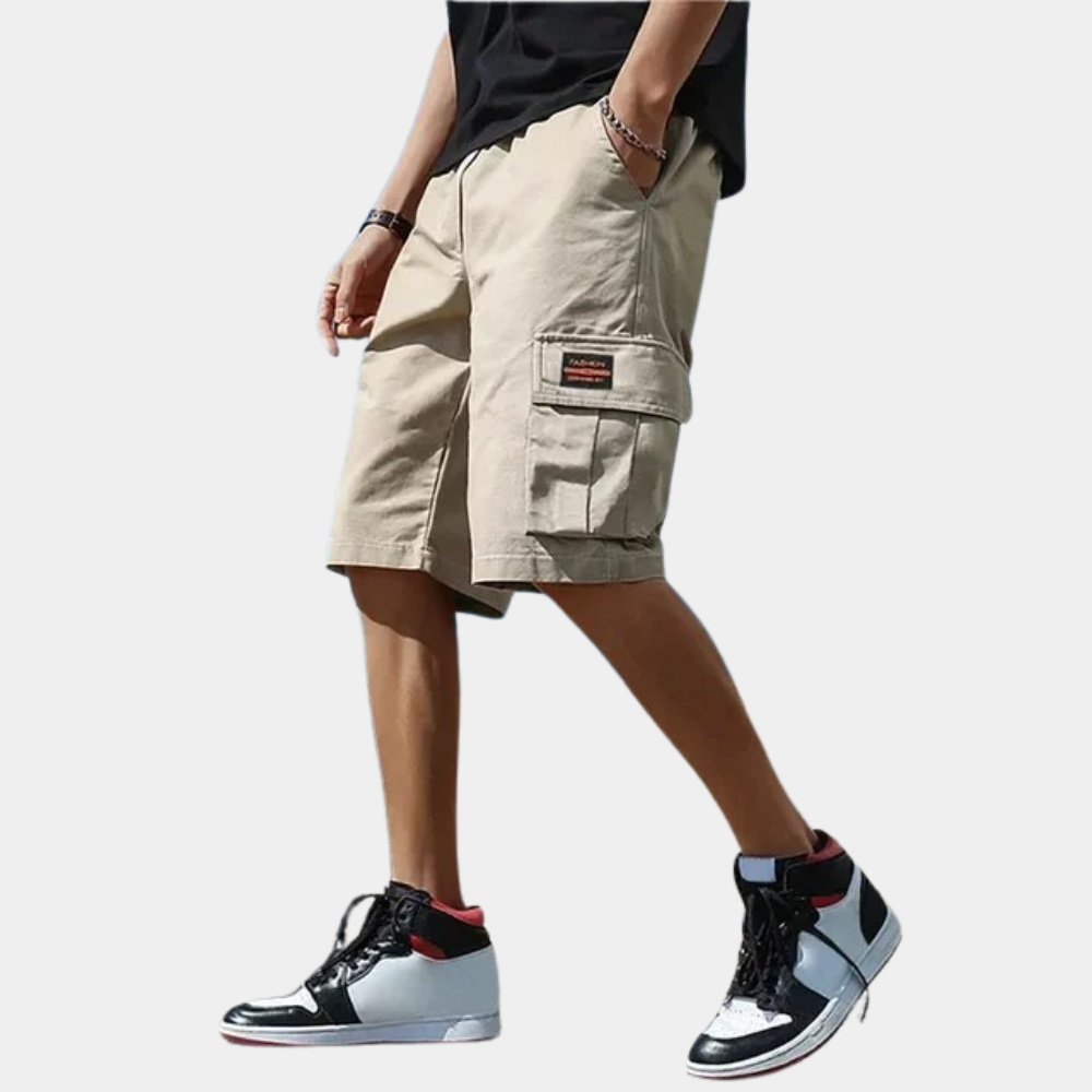 Grå cargo shorts for menn, stilige og funksjonelle med flere lommer, lettvektsmateriale, moderne sommerdesign.