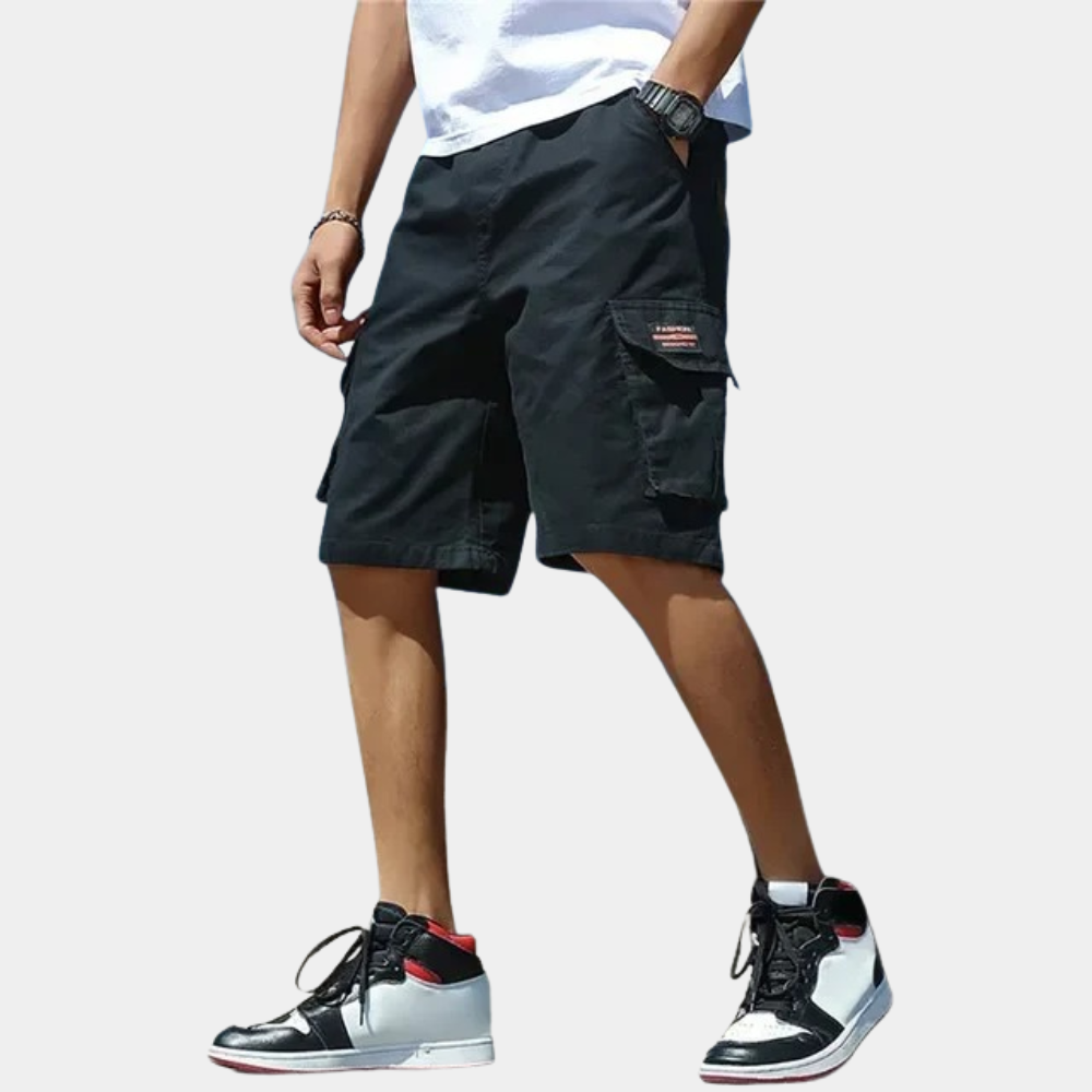Grå cargo shorts for menn, stilige og funksjonelle med flere lommer, lettvektsmateriale, moderne sommerdesign.