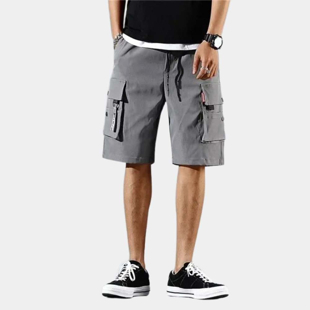 Grå cargo shorts for menn, stilige og funksjonelle med flere lommer, lettvektsmateriale, moderne sommerdesign.