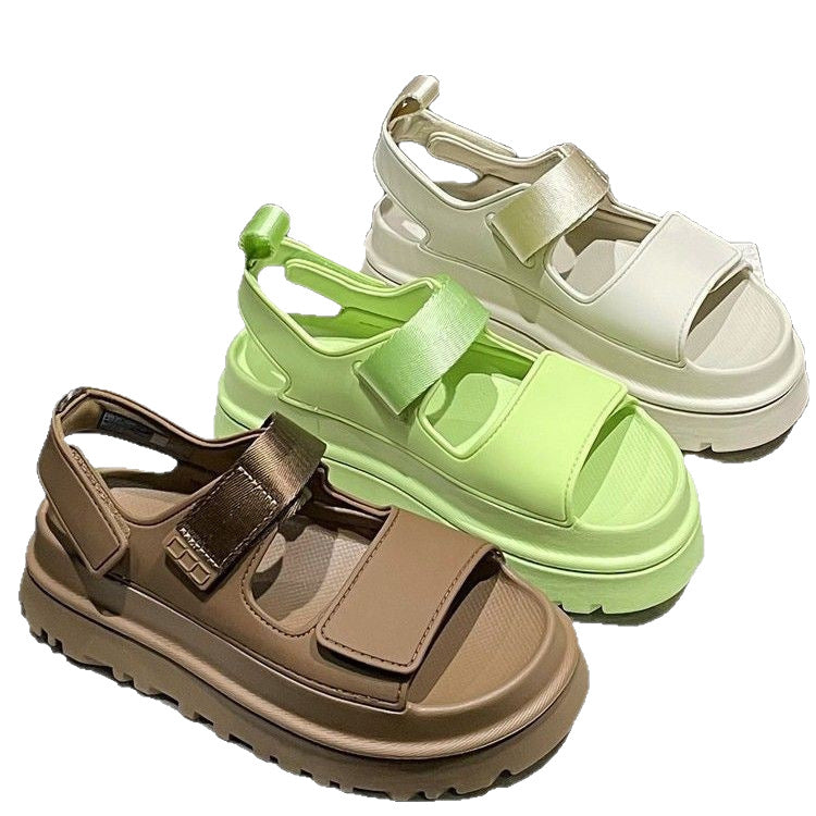 Grå dame sporty sandaler med ergonomisk fotseng og sklisikker såle, justerbar reim for optimal passform.