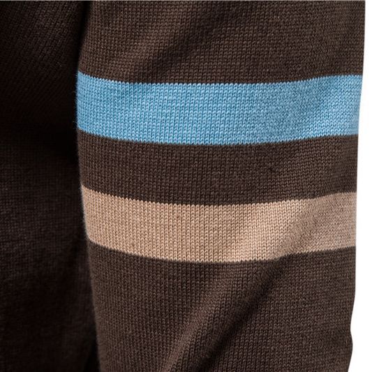 "Grå herre strikkegenser med glidelås og kontrastdetaljer, elegant og sporty design med mykt materiale."