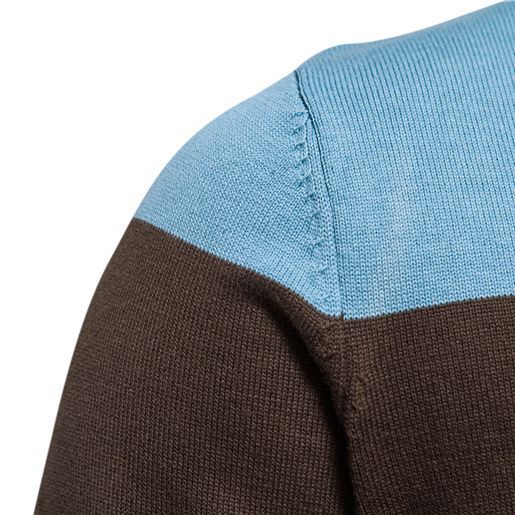 "Grå herre strikkegenser med glidelås og kontrastdetaljer, elegant og sporty design med mykt materiale."