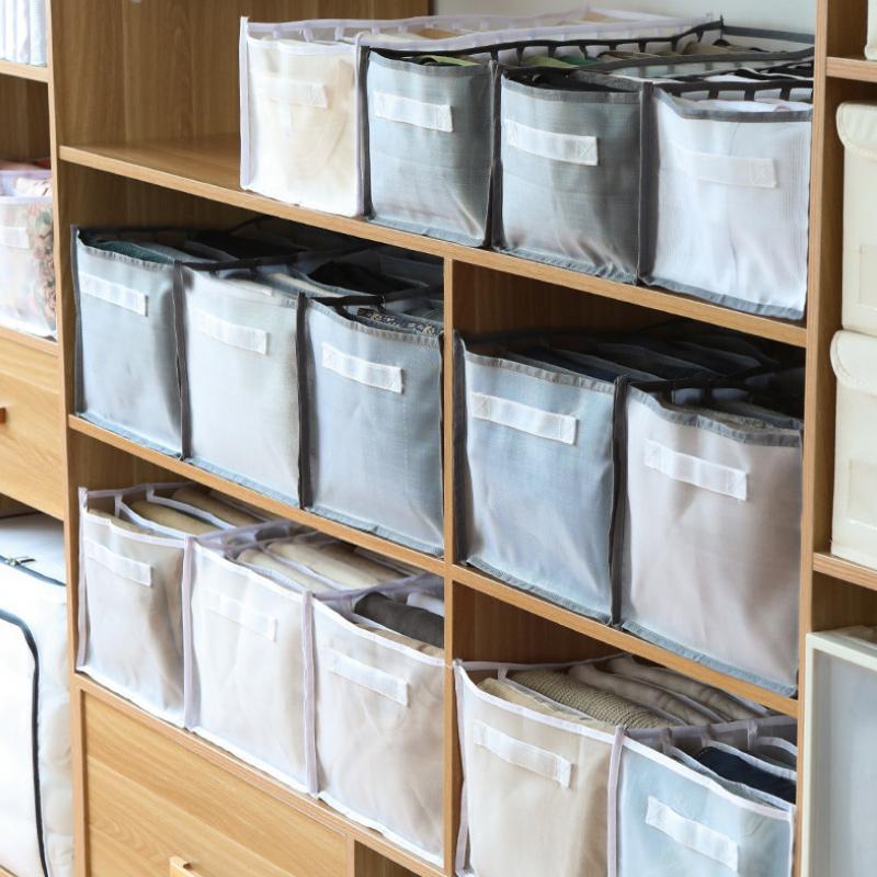 Grå klesorganisator i oxfordtekstil, flere rom for effektiv oppbevaring av t-skjorter, jeans og undertøy i garderobe.