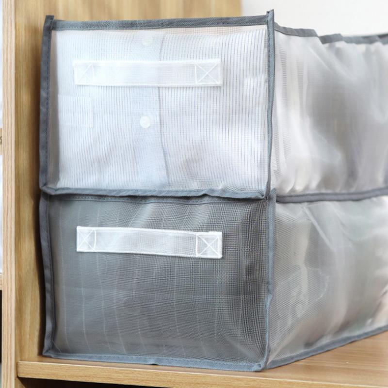 Grå klesorganisator i oxfordtekstil, flere rom for effektiv oppbevaring av t-skjorter, jeans og undertøy i garderobe.