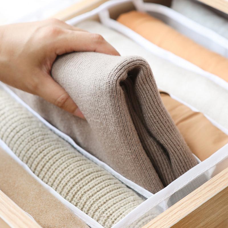 Grå klesorganisator i oxfordtekstil, flere rom for effektiv oppbevaring av t-skjorter, jeans og undertøy i garderobe.