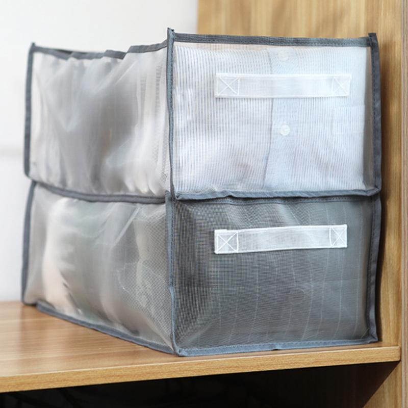 Grå klesorganisator i oxfordtekstil, flere rom for effektiv oppbevaring av t-skjorter, jeans og undertøy i garderobe.