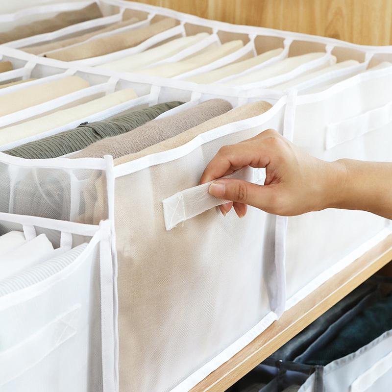 Grå klesorganisator i oxfordtekstil, flere rom for effektiv oppbevaring av t-skjorter, jeans og undertøy i garderobe.