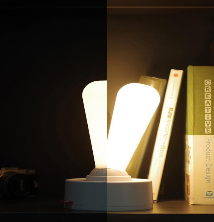 Grå og hvit bordlampe med retro spakbryter, LED-teknologi, oppladbar for fleksibel bruk, stilren minimalistisk design.