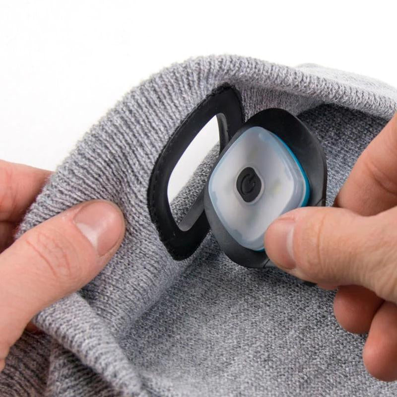 "Grå strikket LED vinterlue for utendørsaktiviteter, med integrert lys for mørke kvelder, håndfri belysning"