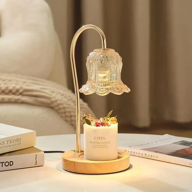 Elektrisk stearinlysvarmer med blomster, skaper romantisk atmosfære uten flamme for sikker duftlampe.