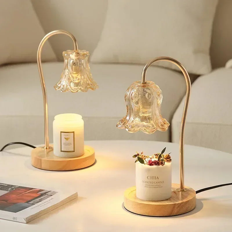 Romantisk gull stearinlysvarmer med intrikat blomsterdesign; perfekt interiørdetalj for koselig atmosfære.