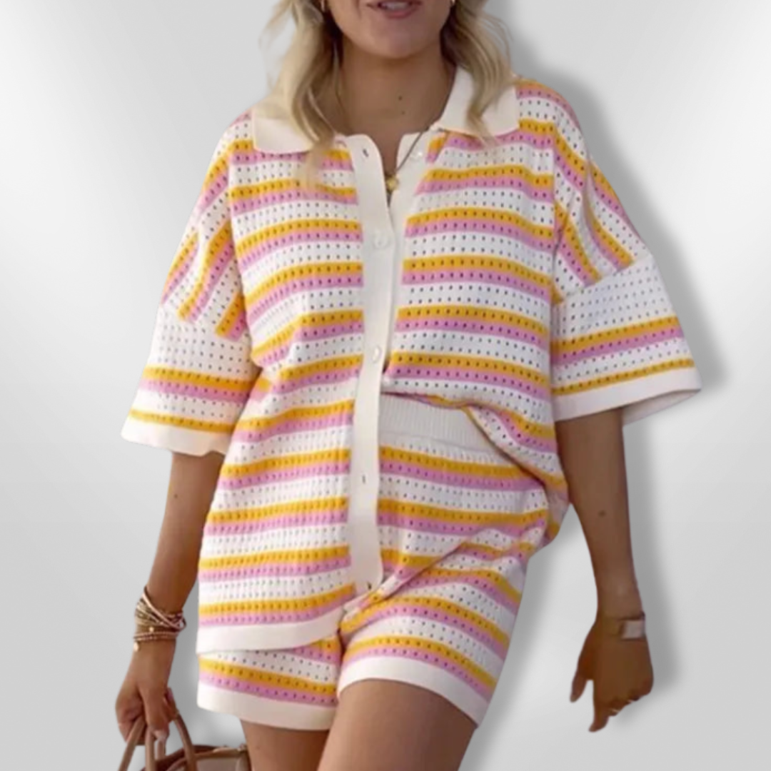 Blått heklet sett for kvinner, med shorts og topp. Et komfortabelt bohem ferieantrekk for sommer og strand.