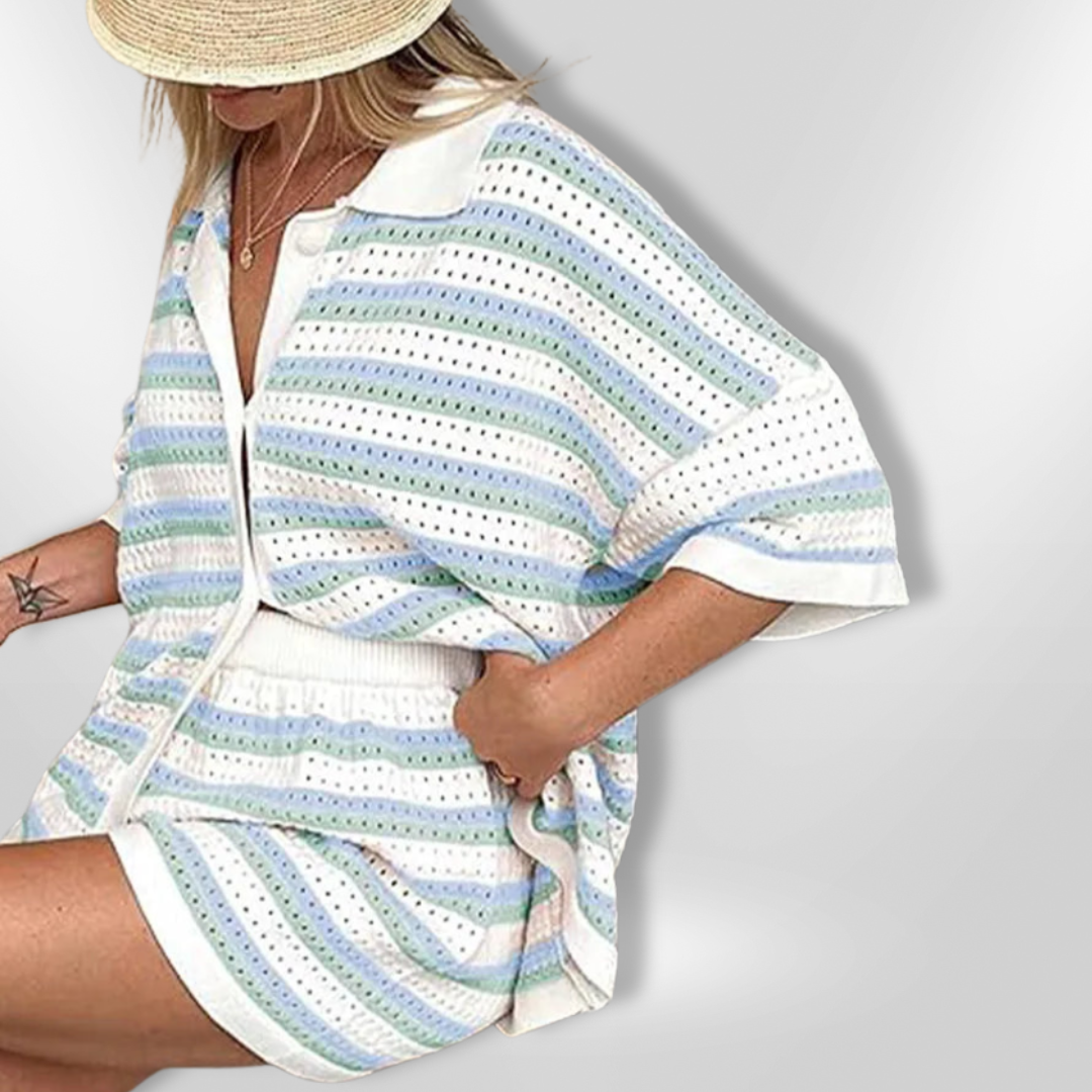 Sommerlig heklet sett for kvinner, bestående av topp og shorts. Perfekt for avslappet fritid og bohem sommerstil.