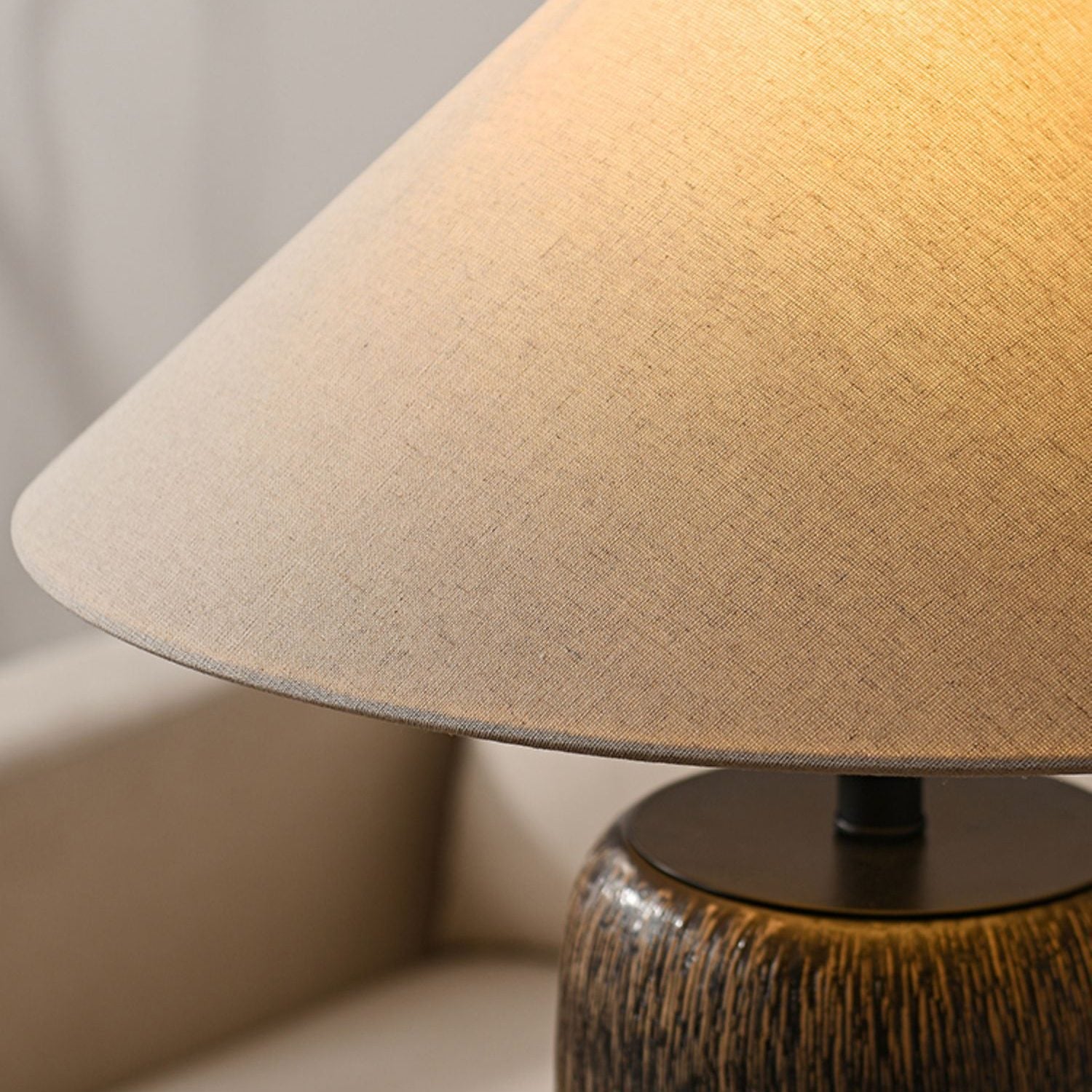 "Gulvlampe i forvitret tre, rustikk stil, slitne detaljer, LED/Edison-pære, varm atmosfære, moderne hjem"