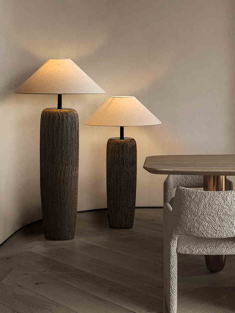 "Gulvlampe i forvitret tre, rustikk stil, slitne detaljer, LED/Edison-pære, varm atmosfære, moderne hjem"