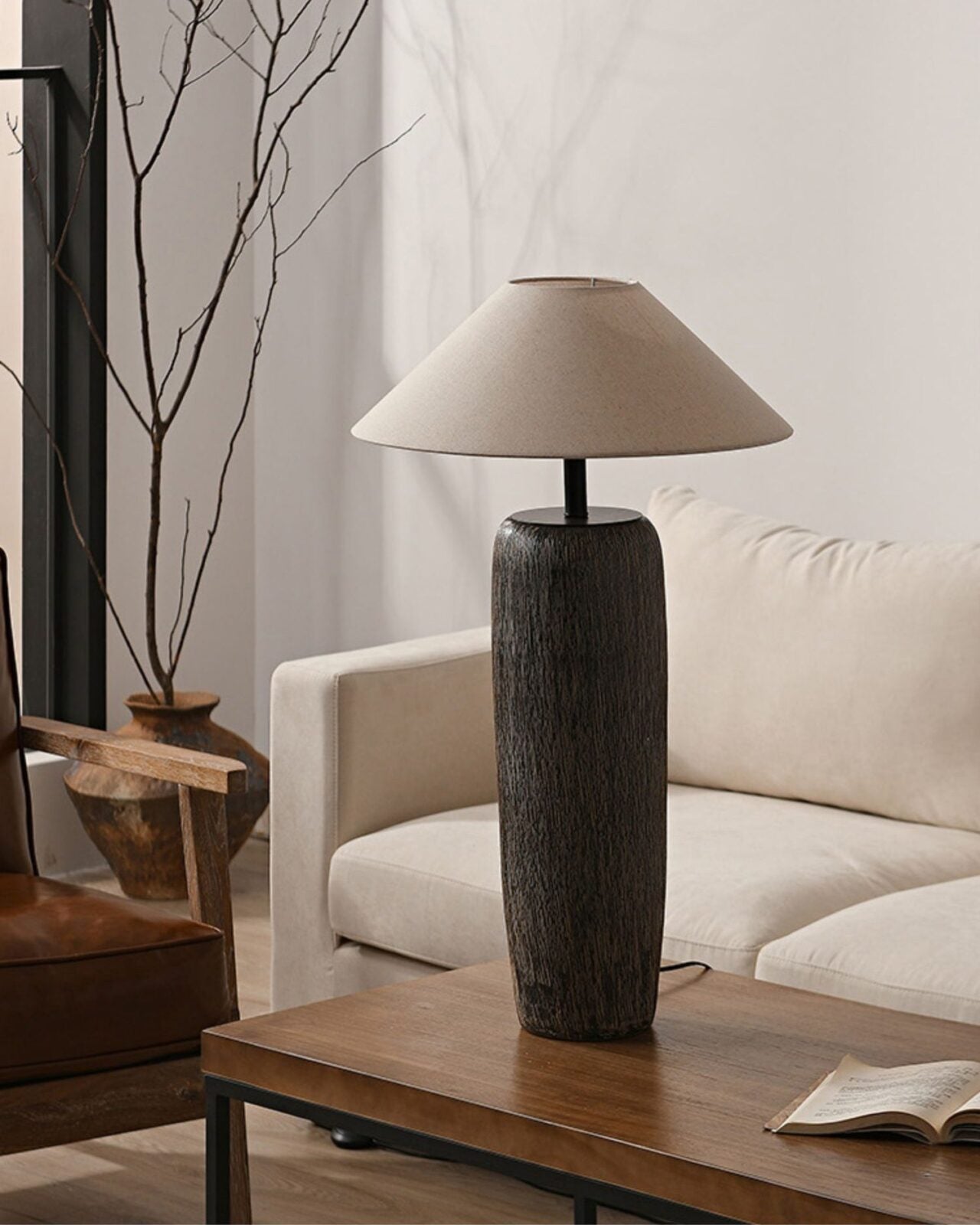 "Gulvlampe i forvitret tre, rustikk stil, slitne detaljer, LED/Edison-pære, varm atmosfære, moderne hjem"