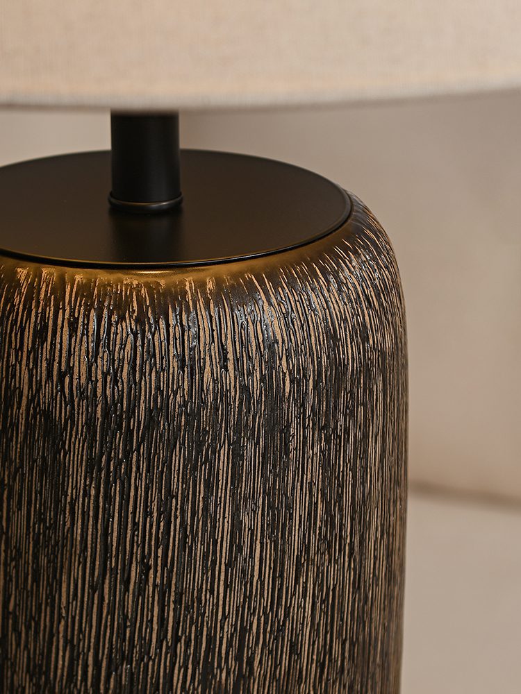 "Gulvlampe i forvitret tre, rustikk stil, slitne detaljer, LED/Edison-pære, varm atmosfære, moderne hjem"