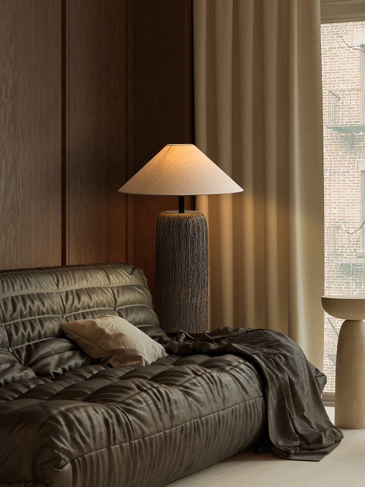 "Gulvlampe i forvitret tre, rustikk stil, slitne detaljer, LED/Edison-pære, varm atmosfære, moderne hjem"