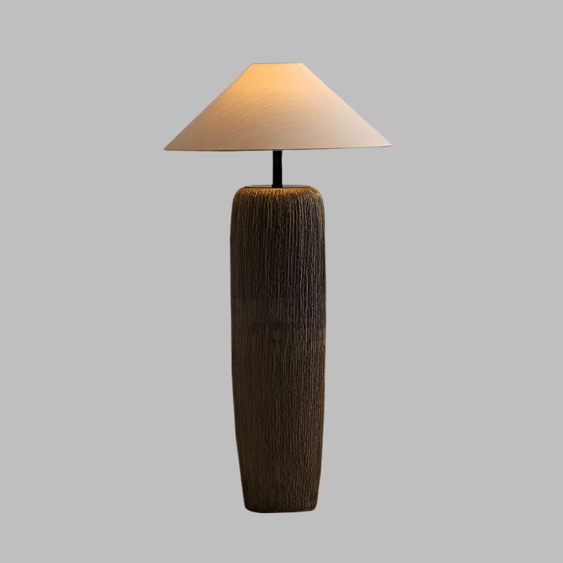 "Gulvlampe i forvitret tre, rustikk stil, slitne detaljer, LED/Edison-pære, varm atmosfære, moderne hjem"