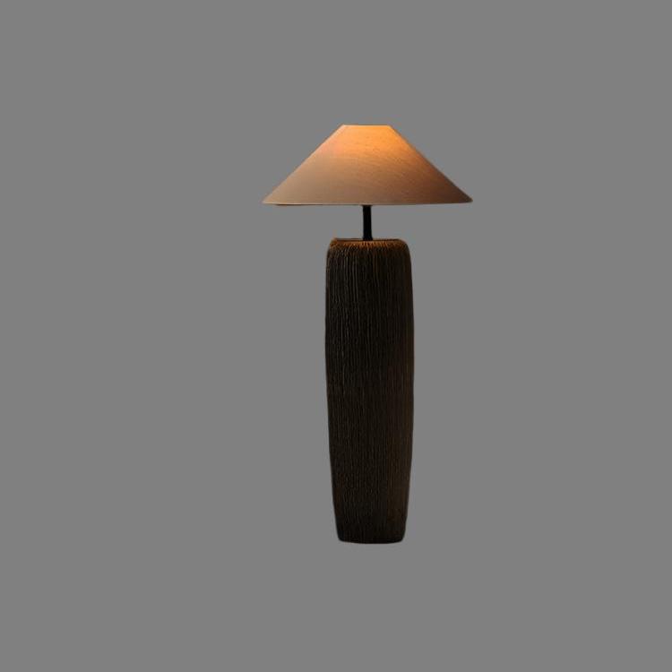 "Gulvlampe i forvitret tre, rustikk stil, slitne detaljer, LED/Edison-pære, varm atmosfære, moderne hjem"