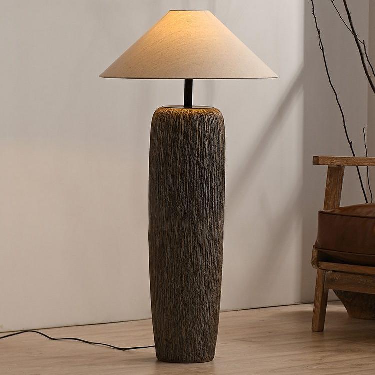 "Gulvlampe i forvitret tre, rustikk stil, slitne detaljer, LED/Edison-pære, varm atmosfære, moderne hjem"