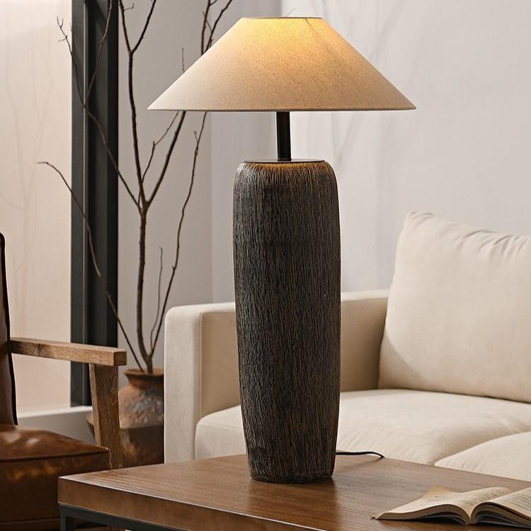 "Gulvlampe i forvitret tre, rustikk stil, slitne detaljer, LED/Edison-pære, varm atmosfære, moderne hjem"