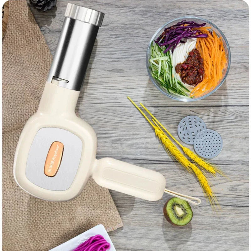 Automatisk hvit pastamaskin ekstruderer fersk pasta og nudler. Perfekt for enkel og rask pastalaging.