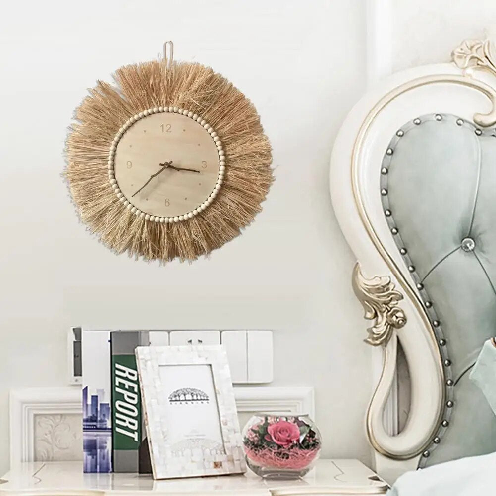 Nærbilde av detaljer på håndlaget veggklokke, boho-stil, miljøvennlig hvetestrå.
