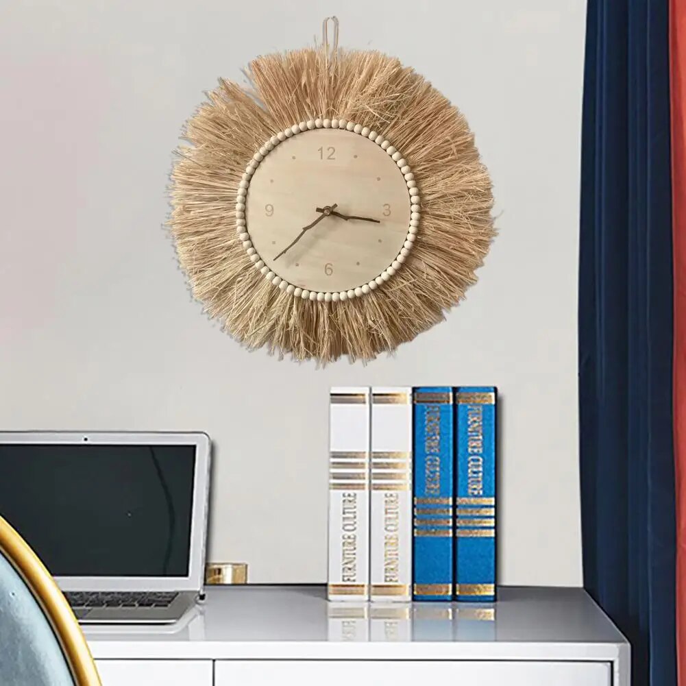 Brun veggklokke med hvetestrå, rustikk og håndlaget, egnet for veggekor i boho-stil.