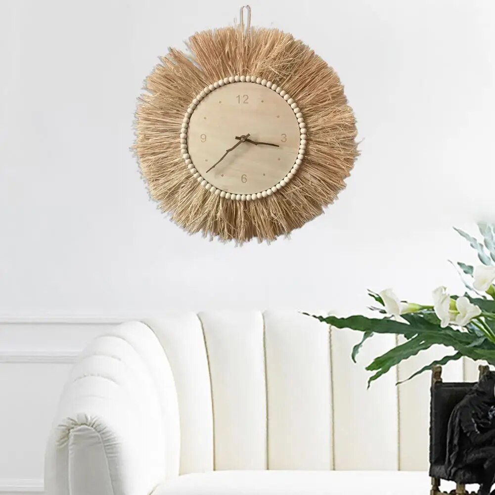 Stillegående veggur i boho-design, flettet av hvetestrå, brunfarge, miljøvennlig.