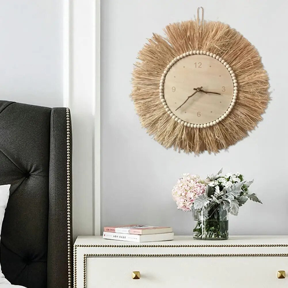 Veggklokke i rustikk stil, fargen brun, laget for hånd av hvetestrå, boho-look.