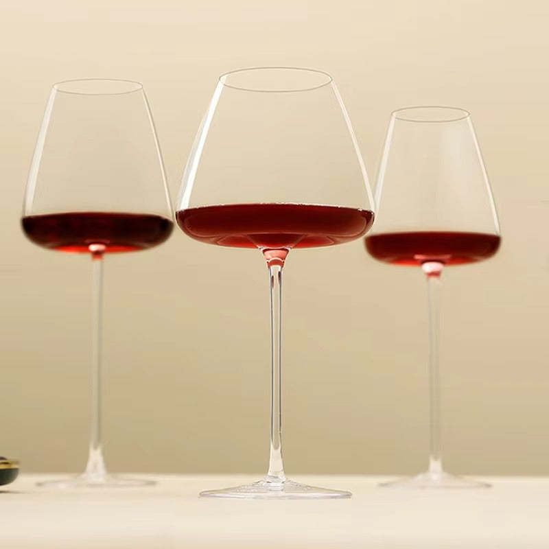 Tre håndlagde krystall vinglass på bord, klare for servering av vin.