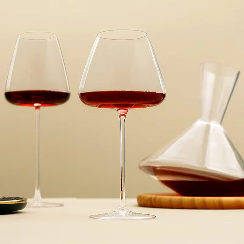Luksuriøst håndlaget glassett med krystall vinglass og champagneglass.