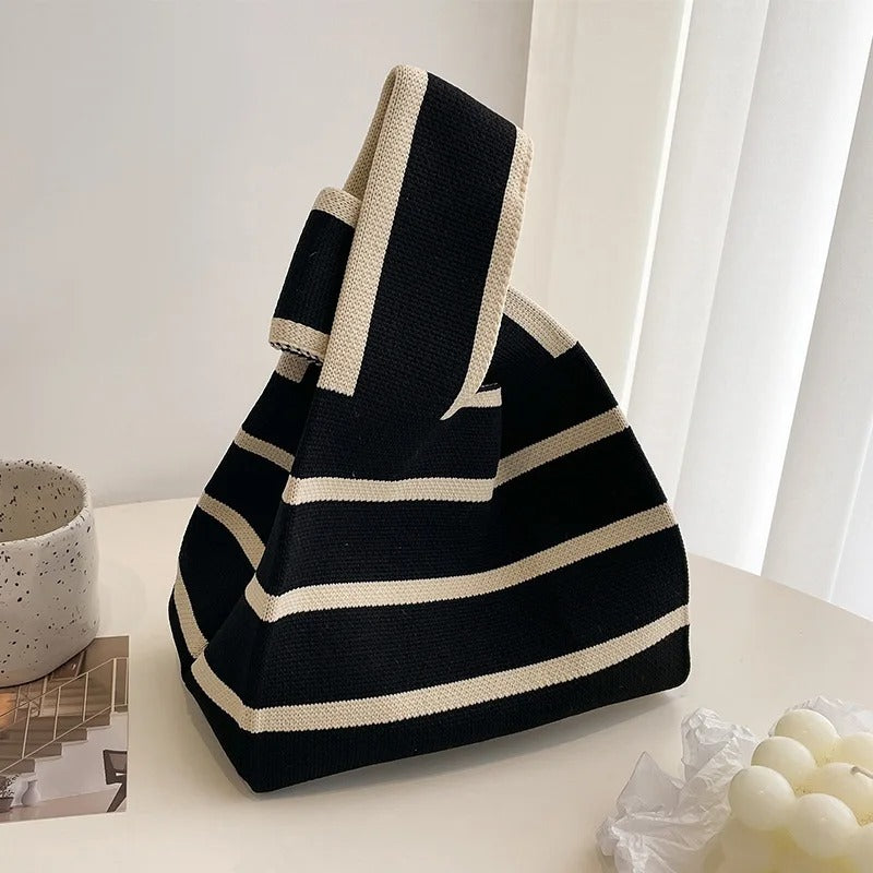 Elegant håndlaget strikket veske, mini størrelse, ideell for kvinner og sommerantrekk.