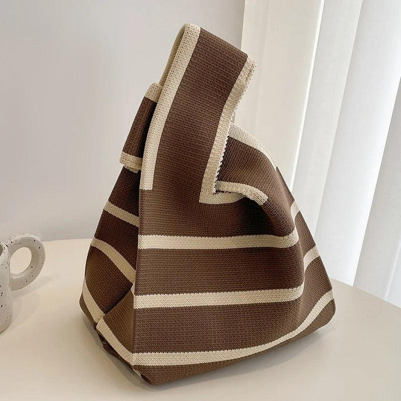 Detaljert håndlaget mini veske strikket, et elegant valg for kvinner og mote.