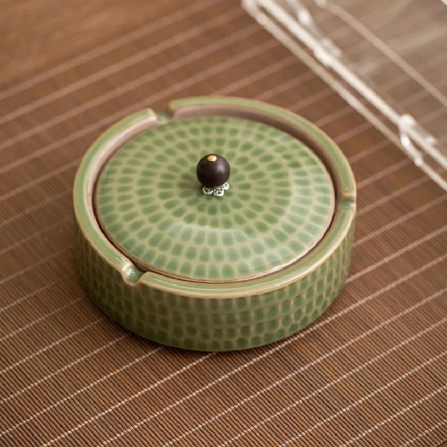 Retro askebeger med lokk. Håndlaget av keramikk, et unikt vintage design for ditt uterom/interiør.