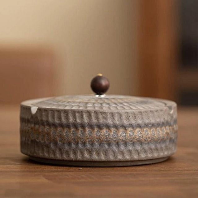 Keramikk askebeger med lokk, håndlaget i retro stil. Ideelt for vintage interiør eller uterom.
