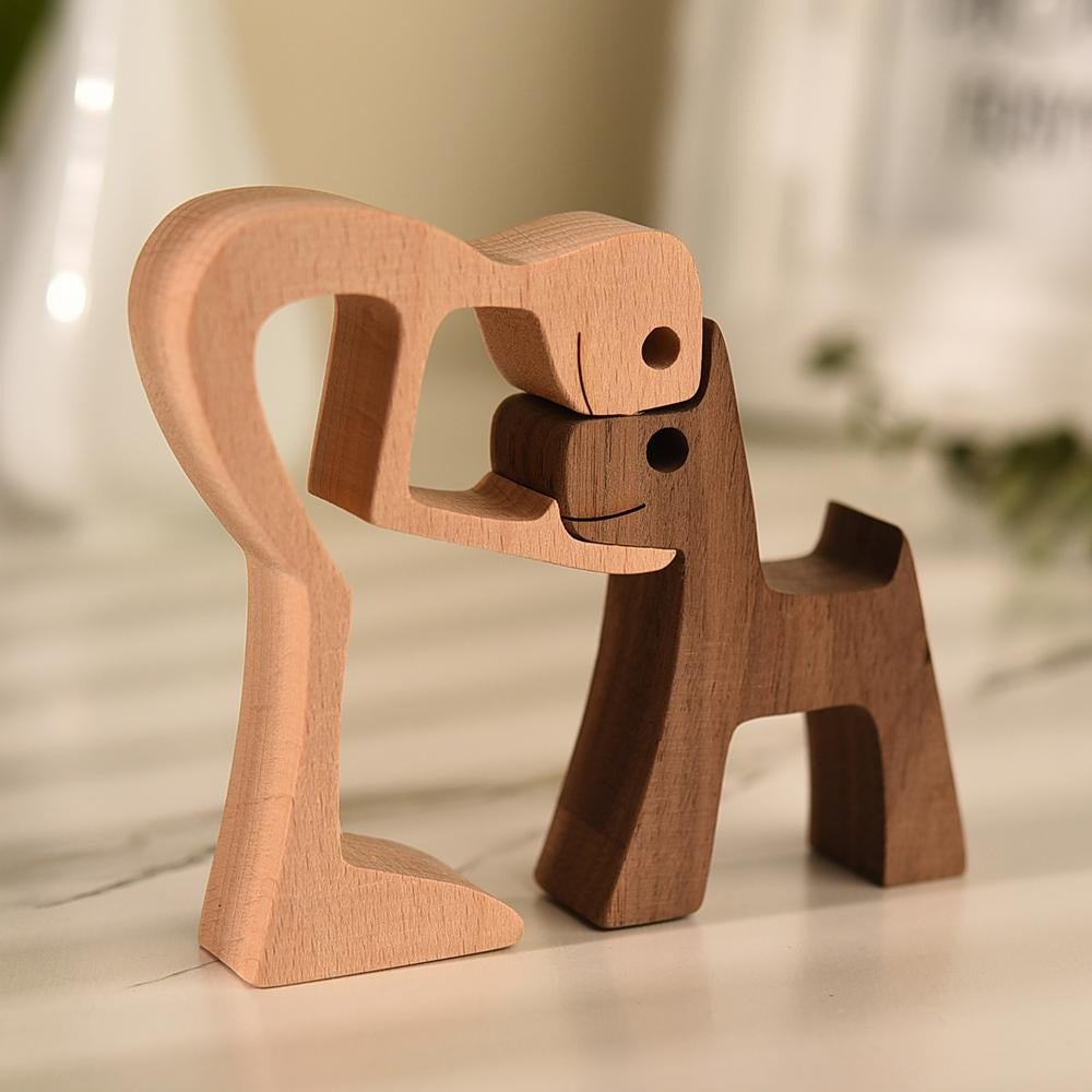 Detaljert håndlaget trestatue av en person og hund, perfekt som gave til hundeelskere og hjemmedekorasjon.