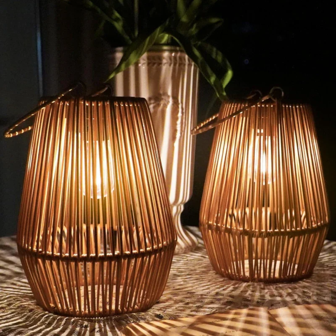 Dekorativ solcellelampe med flettedesign, perfekt som stemningslys og energibesparende hagedekor.