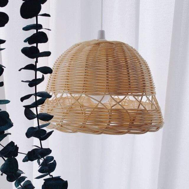 Rattan taklampe, håndvevd lampeskjerm i skandinavisk design. Perfekt for naturlig interiør belysning.