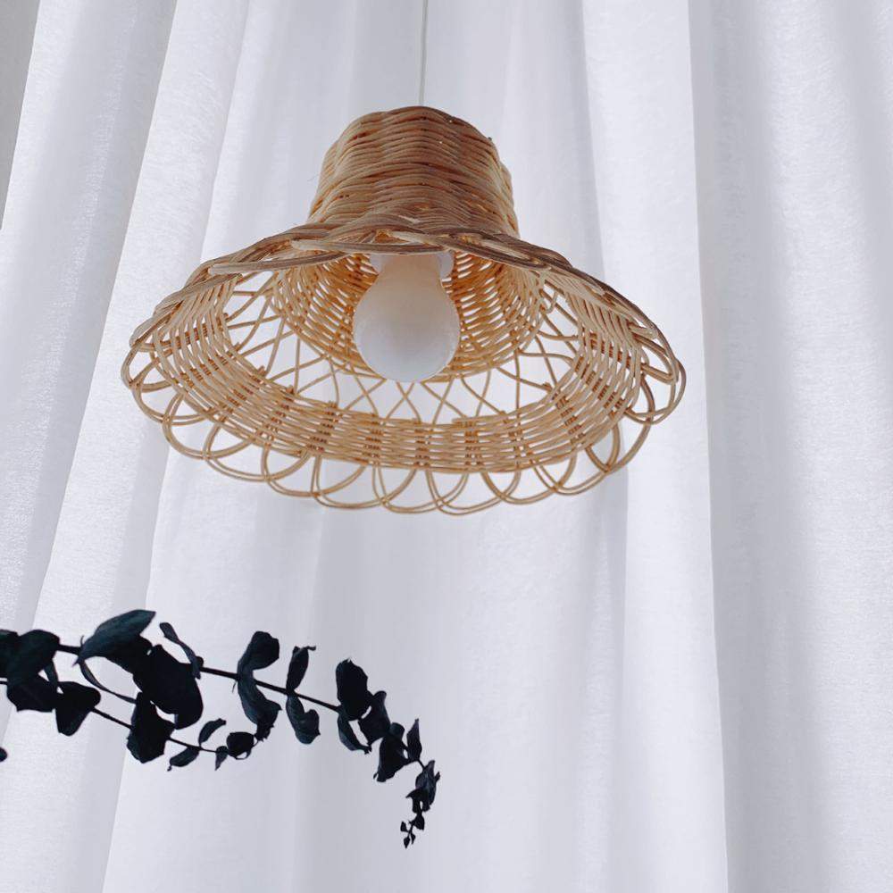 Miljøvennlig taklampe i naturlig rotting, håndvevd lampeskjerm. Vakkert design for et lyst interiør.